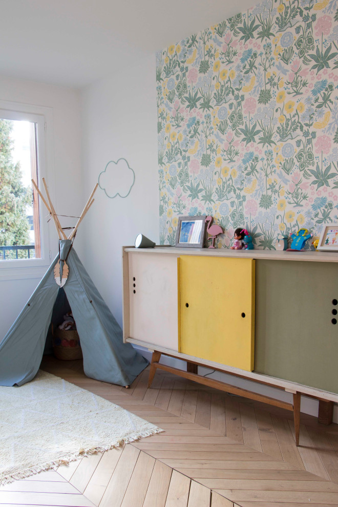 На фото: детская среднего размера в стиле модернизм с спальным местом, синими стенами, светлым паркетным полом и обоями на стенах для ребенка от 1 до 3 лет, мальчика