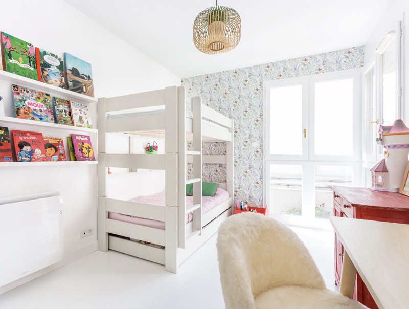 Skandinavisk inredning av ett mellanstort flickrum kombinerat med sovrum och för 4-10-åringar, med flerfärgade väggar, målat trägolv och vitt golv