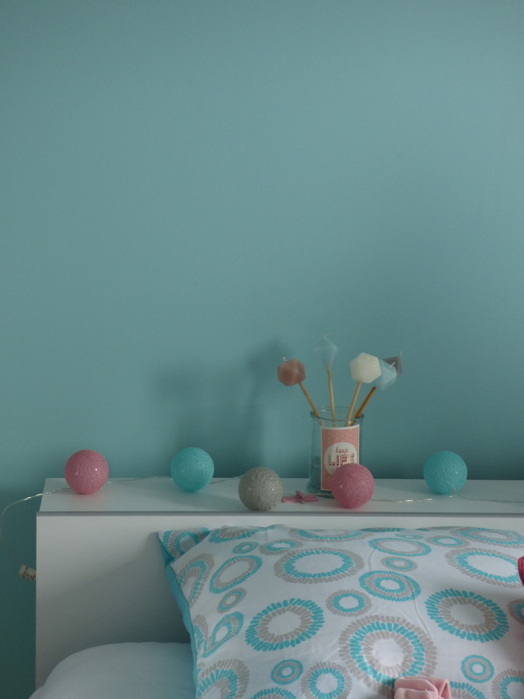 Mittelgroßes Skandinavisches Mädchenzimmer mit Schlafplatz, grüner Wandfarbe und Vinylboden in Sonstige