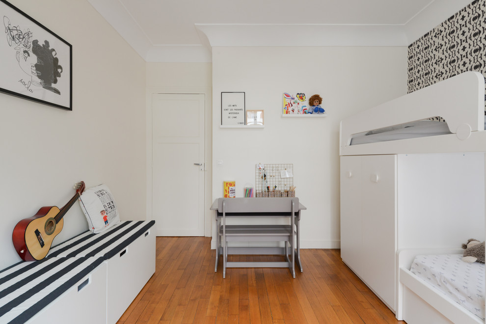 Exemple d'une chambre d'enfant de 4 à 10 ans éclectique de taille moyenne avec un mur blanc et un sol en bois brun.