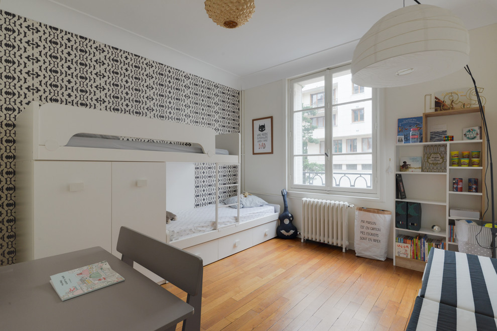 Cette photo montre une chambre d'enfant de 4 à 10 ans éclectique de taille moyenne avec un mur blanc et un sol en bois brun.