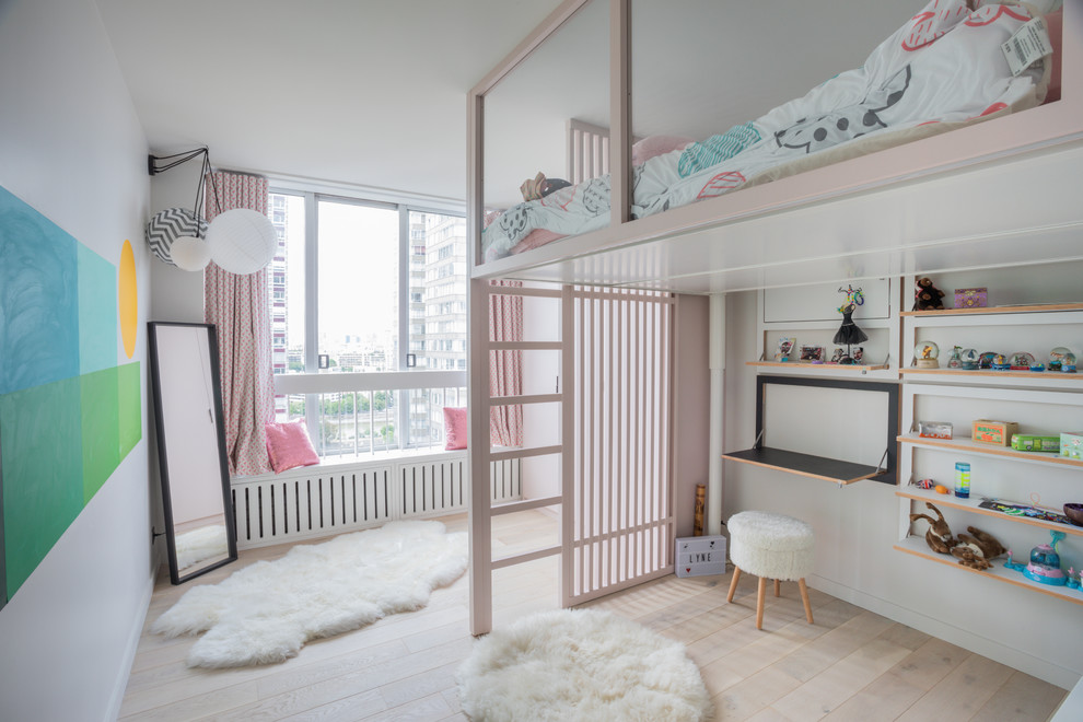 Exempel på ett modernt flickrum kombinerat med sovrum, med vita väggar, ljust trägolv och beiget golv