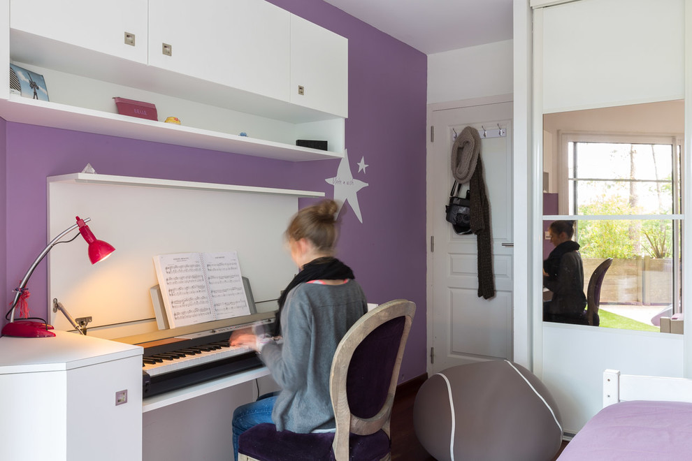 Bild på ett mellanstort funkis barnrum kombinerat med lekrum, med lila väggar