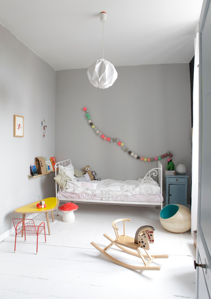 Пример оригинального дизайна: нейтральная детская среднего размера в современном стиле с спальным местом, серыми стенами и деревянным полом для ребенка от 4 до 10 лет