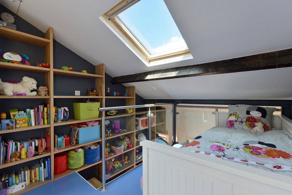 На фото: детская в современном стиле с спальным местом, синими стенами и синим полом для ребенка от 4 до 10 лет, девочки