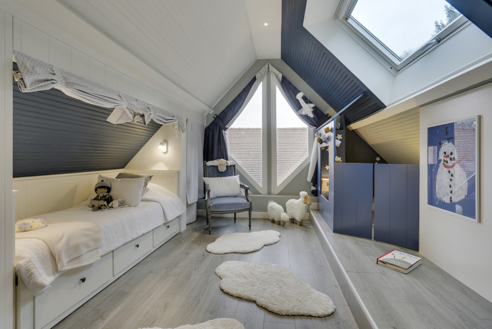 Idee per una grande cameretta da letto tradizionale con pareti multicolore, parquet chiaro e pavimento grigio