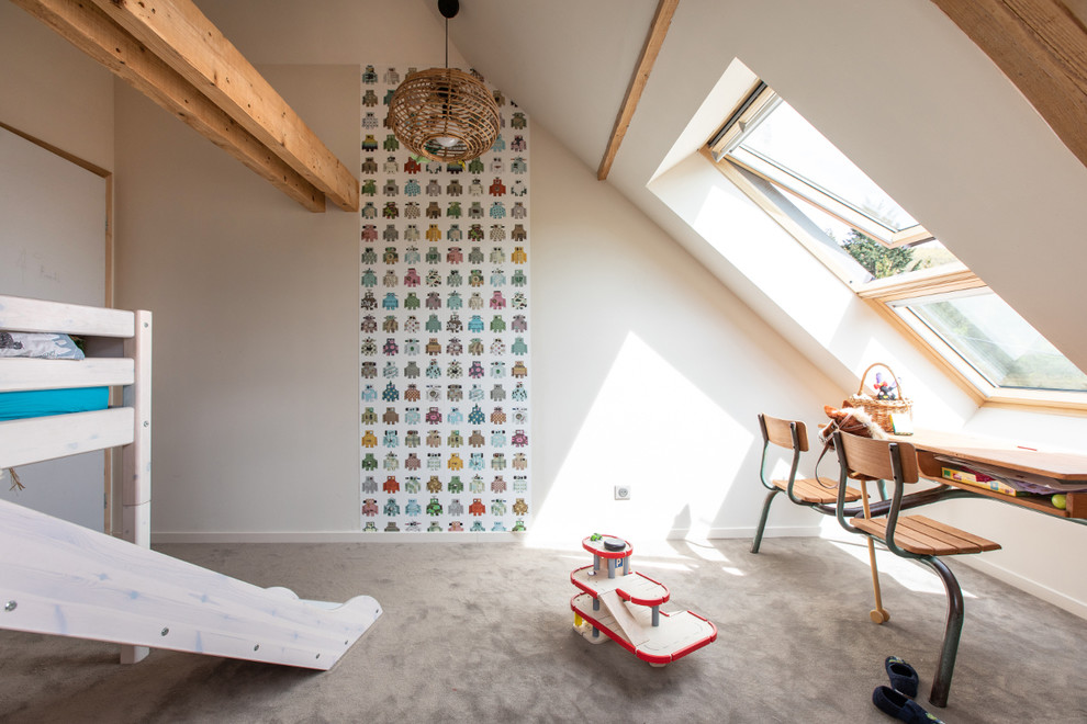 Foto på ett stort funkis pojkrum kombinerat med sovrum och för 4-10-åringar, med beige väggar, heltäckningsmatta och grått golv