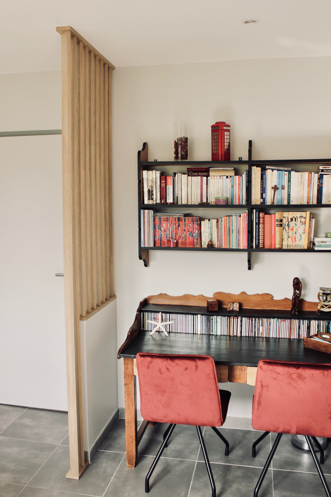 Mittelgroßes, Neutrales Modernes Jugendzimmer mit Arbeitsecke, weißer Wandfarbe, Keramikboden und grauem Boden in Grenoble