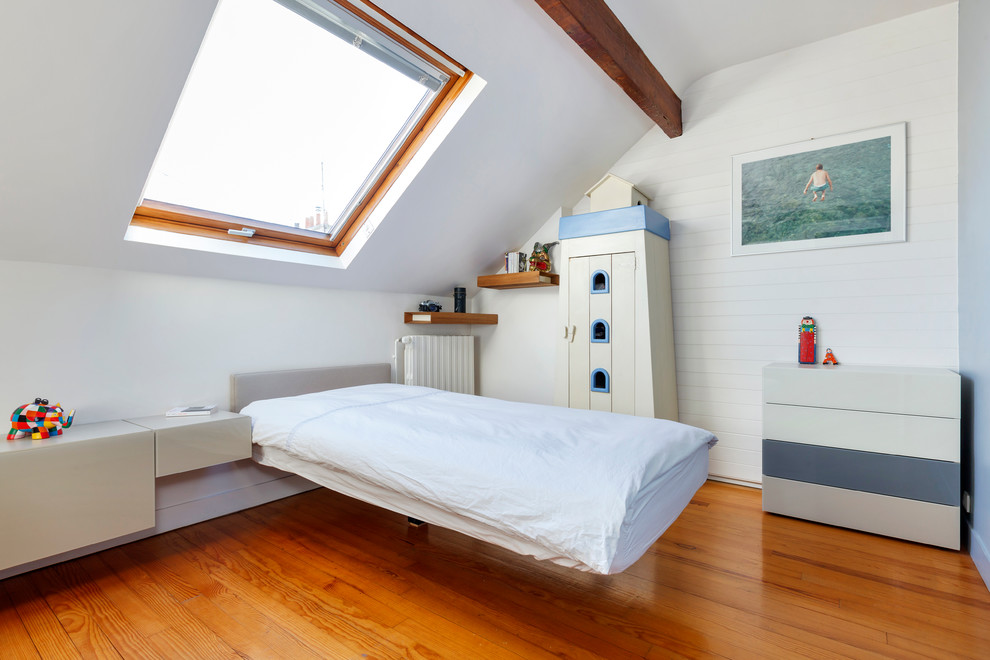Modern inredning av ett pojkrum kombinerat med sovrum och för 4-10-åringar, med vita väggar och mellanmörkt trägolv