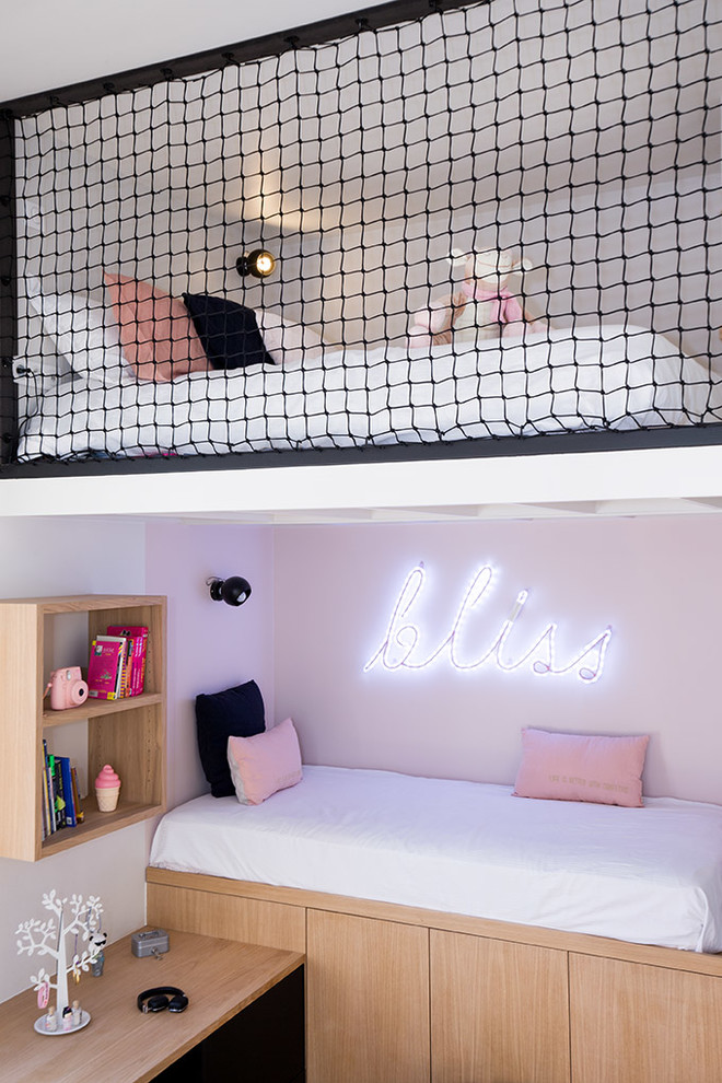 Aménagement d'une petite chambre d'enfant contemporaine avec parquet clair et un mur rose.