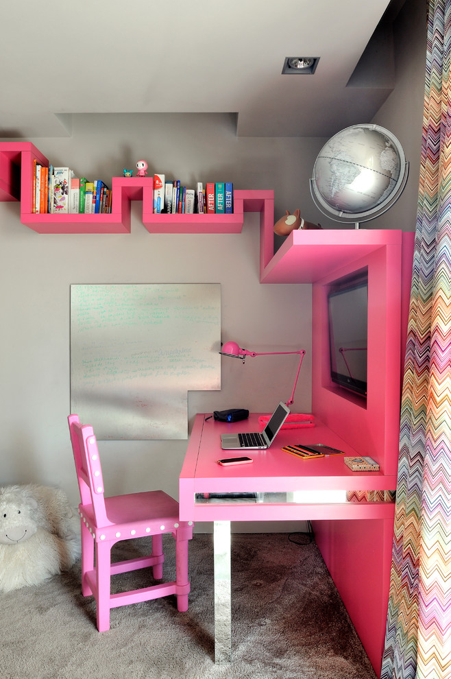 Idée de décoration pour une chambre de fille de 4 à 10 ans bohème avec un bureau, moquette et un sol gris.