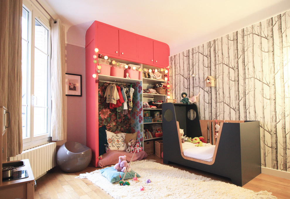 Idéer för ett mellanstort eklektiskt flickrum kombinerat med sovrum och för 4-10-åringar, med rosa väggar, ljust trägolv och brunt golv