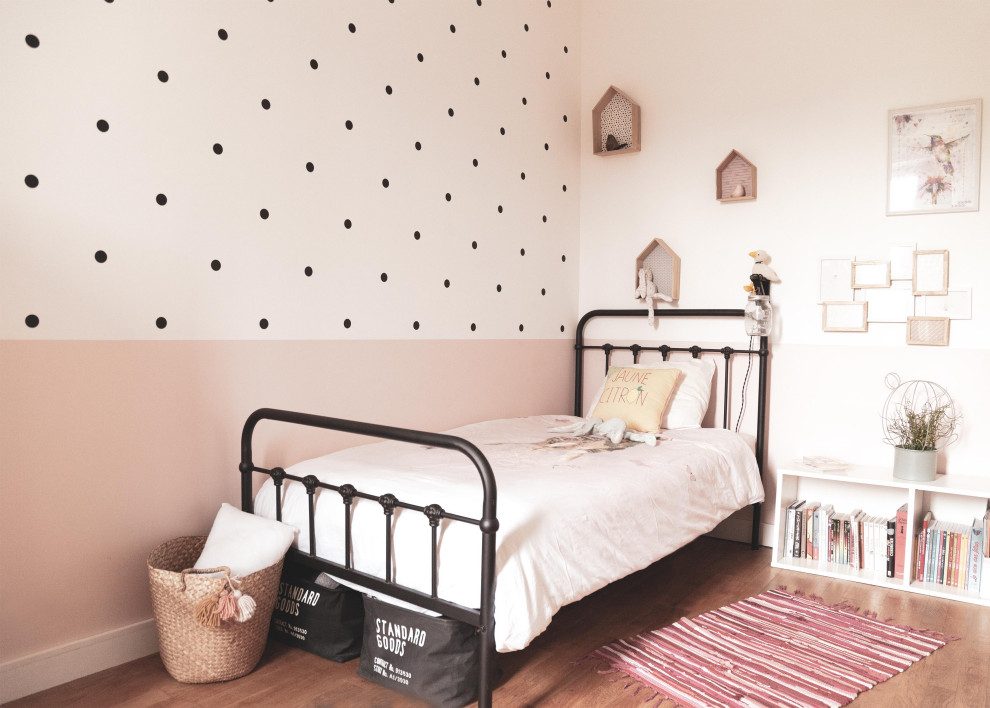Kleines Mid-Century Mädchenzimmer mit Schlafplatz in Paris