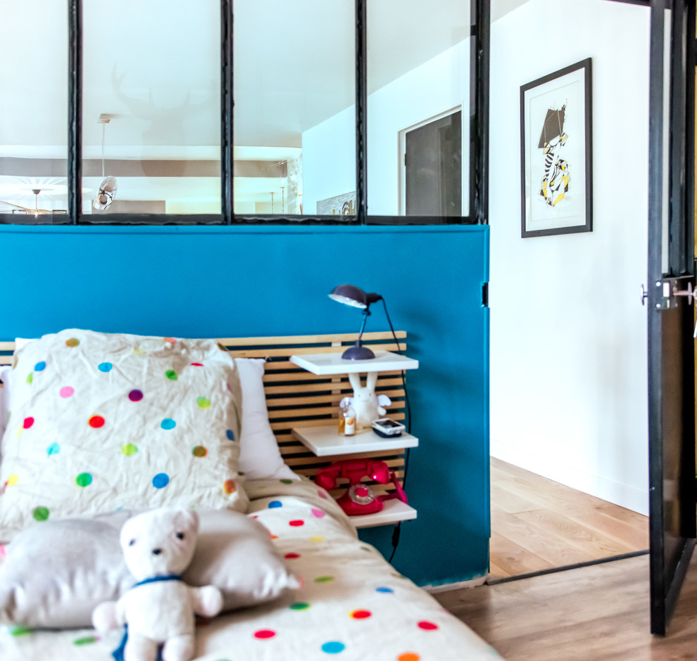 Photo of a contemporary kids' bedroom in Brest.