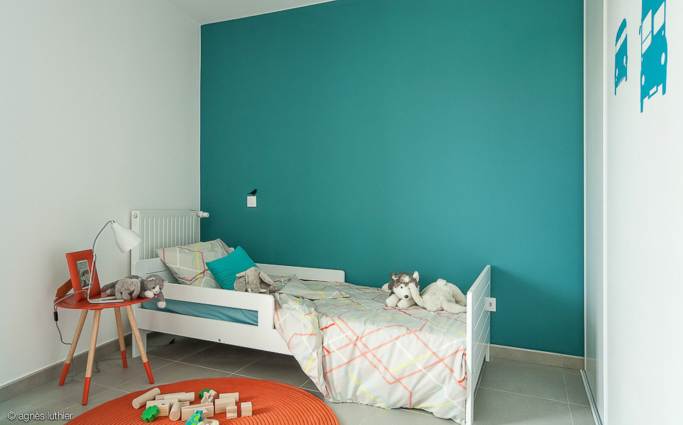 Exempel på ett litet modernt pojkrum kombinerat med sovrum och för 4-10-åringar, med blå väggar