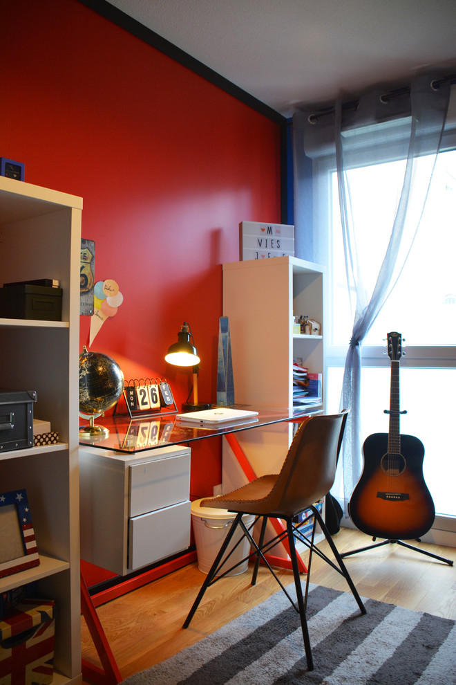 Idee per una piccola cameretta per bambini industriale con pareti rosse, parquet chiaro e pavimento marrone