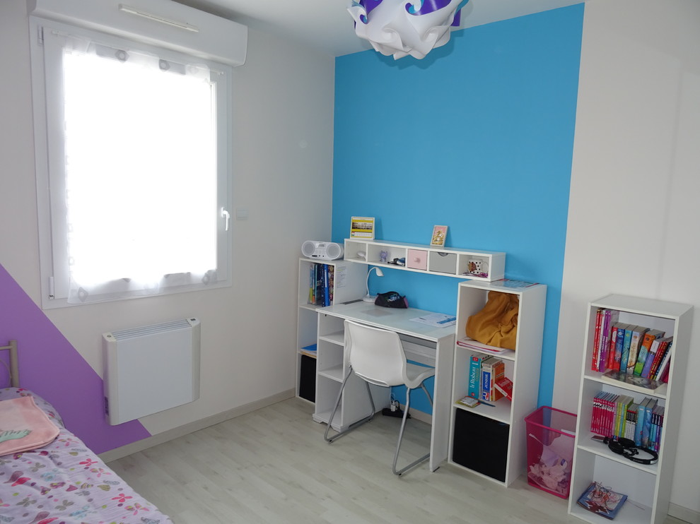Modelo de dormitorio infantil de tamaño medio con suelo laminado y suelo blanco