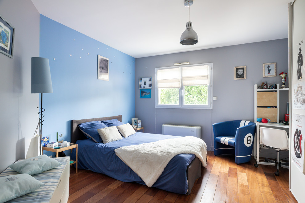 Foto di una cameretta per bambini design di medie dimensioni con parquet scuro, pavimento marrone e pareti blu