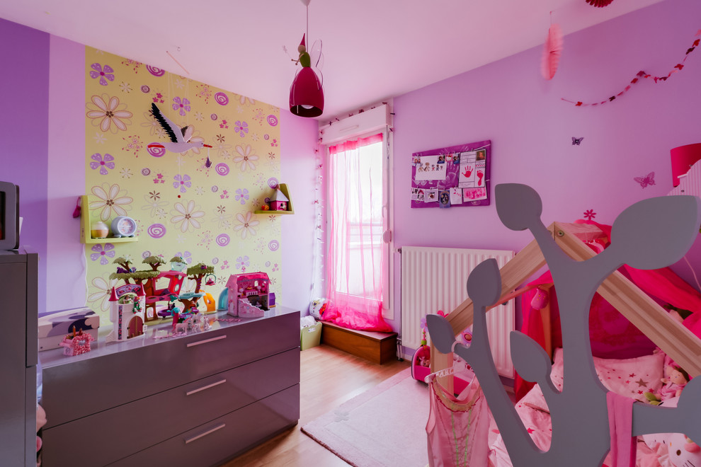 На фото: детская среднего размера в скандинавском стиле с спальным местом, фиолетовыми стенами и светлым паркетным полом для ребенка от 1 до 3 лет, девочки