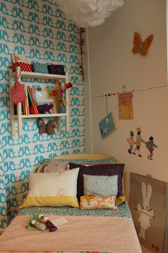 Foto di una grande cameretta per bambini da 4 a 10 anni design con pareti blu e pavimento marrone