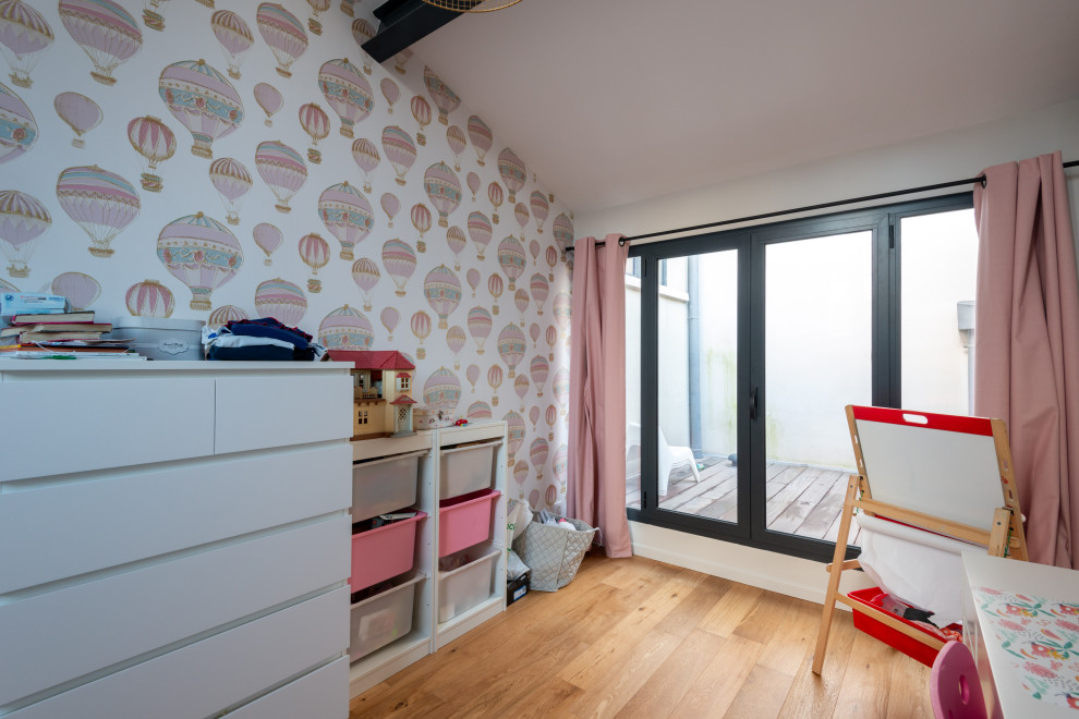 Mittelgroßes Modernes Mädchenzimmer mit Schlafplatz, weißer Wandfarbe, hellem Holzboden und braunem Boden in Paris