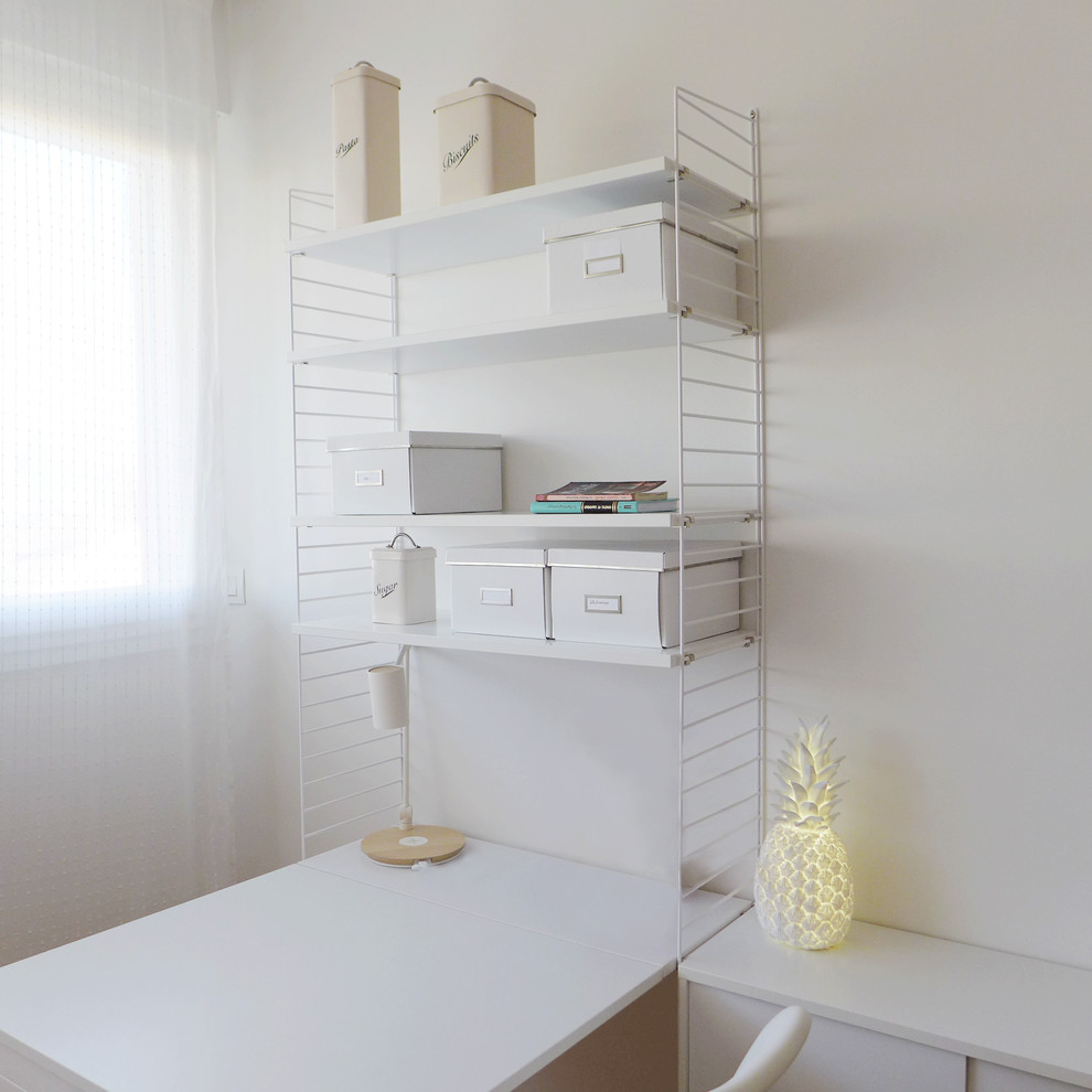 Inspiration för mellanstora eklektiska könsneutrala tonårsrum kombinerat med skrivbord, med vita väggar och ljust trägolv