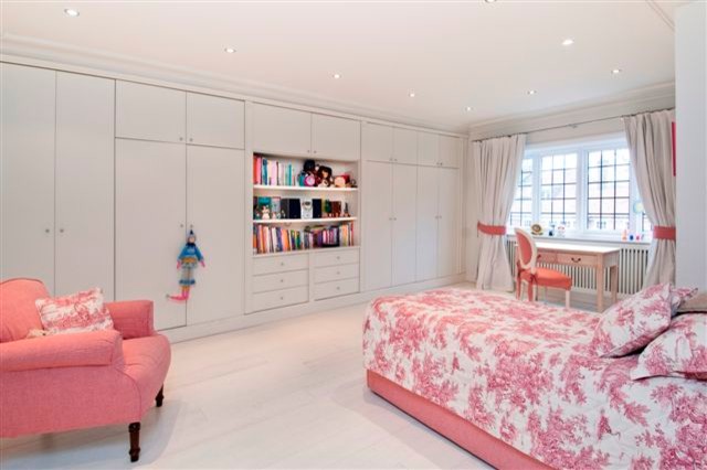 Exempel på ett stort modernt flickrum kombinerat med sovrum och för 4-10-åringar, med vita väggar och målat trägolv