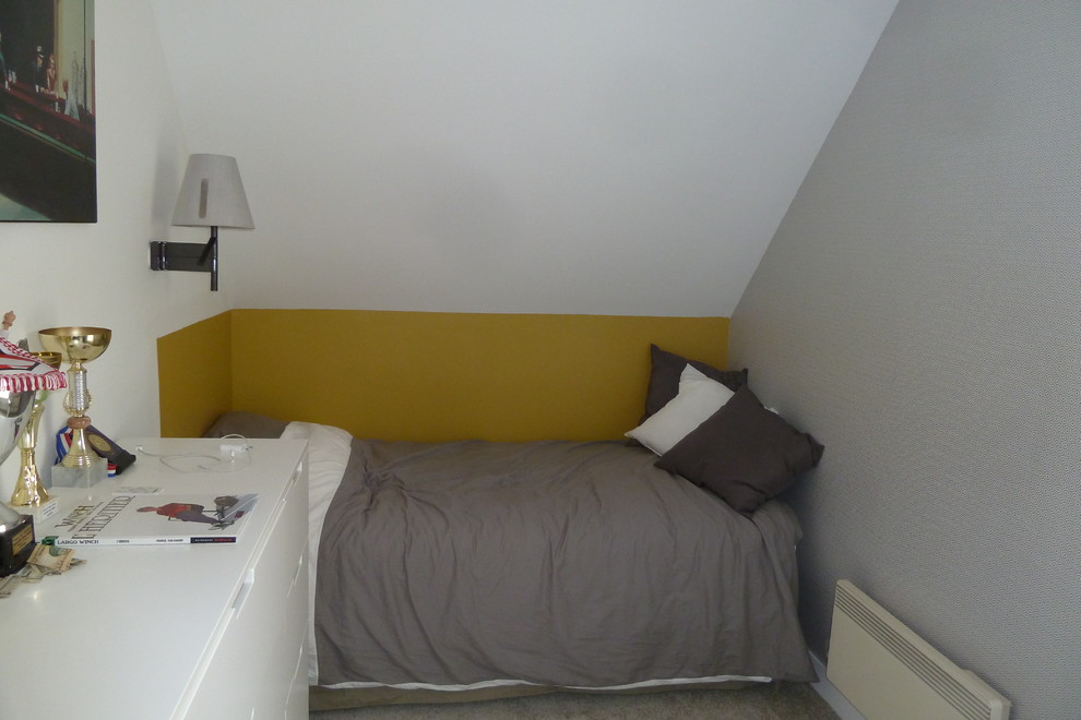 パリにある高級な小さなコンテンポラリースタイルのおしゃれな子供部屋 (黄色い壁、ティーン向け、カーペット敷き、グレーの床) の写真