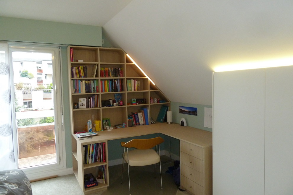 Idéer för små barnrum kombinerat med sovrum, med gröna väggar, heltäckningsmatta och grönt golv