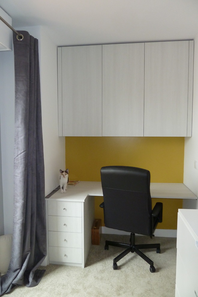 Modern inredning av ett litet könsneutralt tonårsrum kombinerat med sovrum, med gula väggar, heltäckningsmatta och grått golv