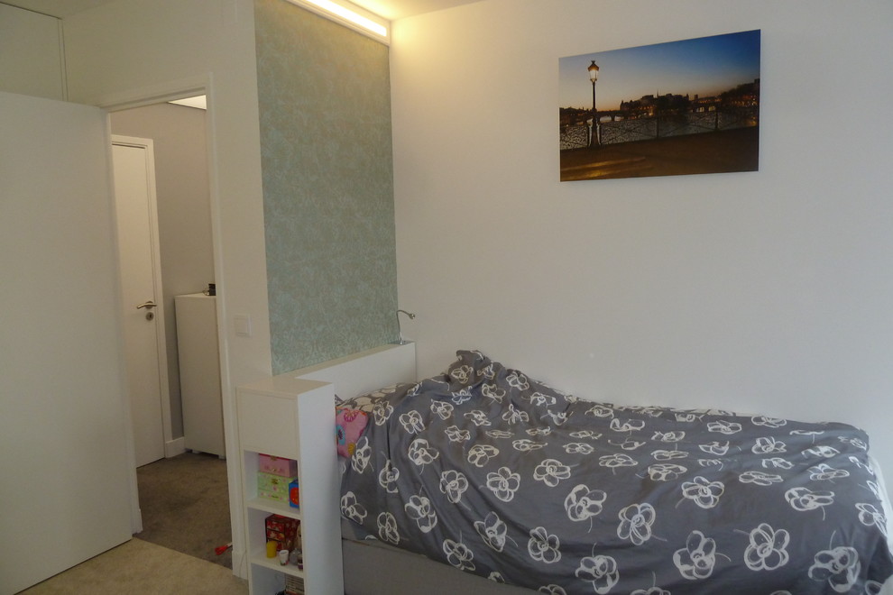 Imagen de dormitorio infantil romántico pequeño con paredes verdes, moqueta y suelo verde