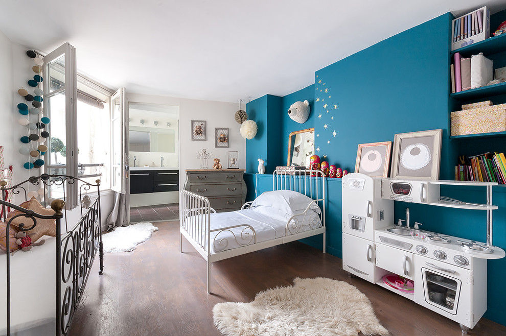 Foto på ett stort eklektiskt flickrum kombinerat med sovrum och för 4-10-åringar, med mellanmörkt trägolv och flerfärgade väggar