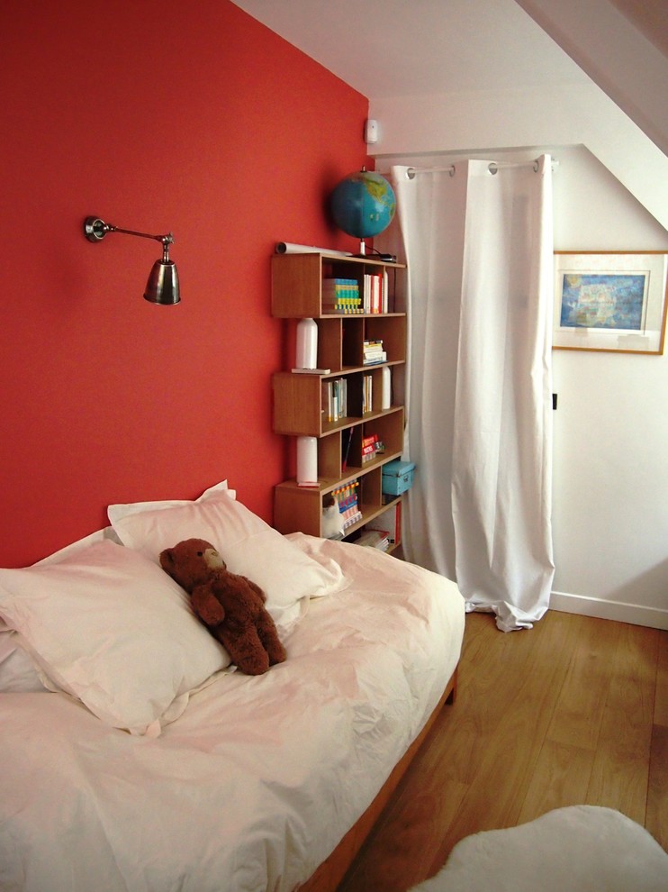 Idee per una cameretta neutra da 4 a 10 anni minimal con pareti rosse e parquet chiaro