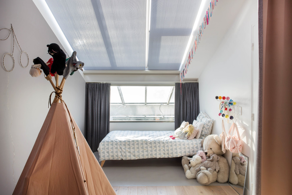 Inspiration för ett funkis flickrum kombinerat med sovrum och för 4-10-åringar, med vita väggar