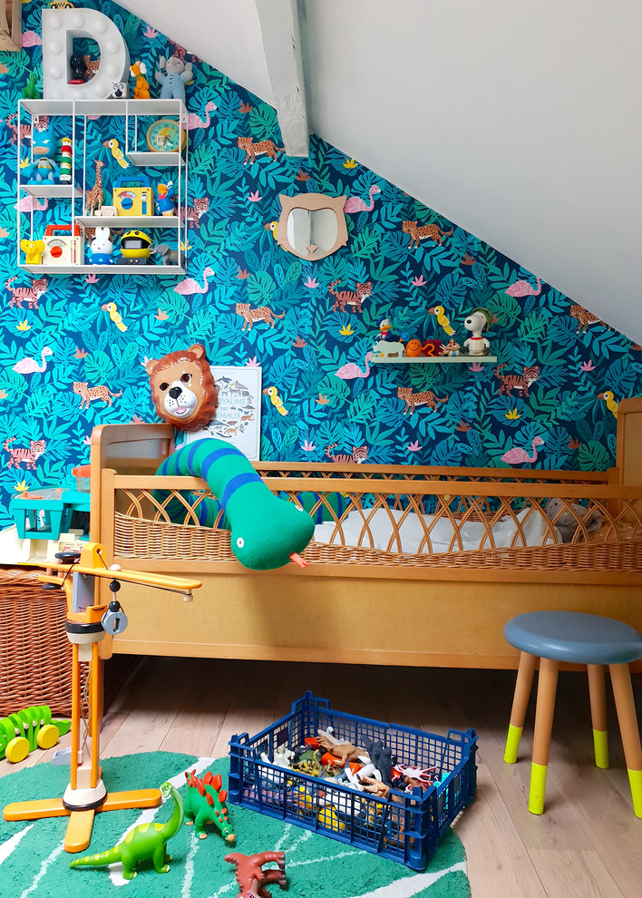 Cette image montre une chambre d'enfant de 1 à 3 ans bohème avec un mur multicolore, parquet clair et un sol beige.