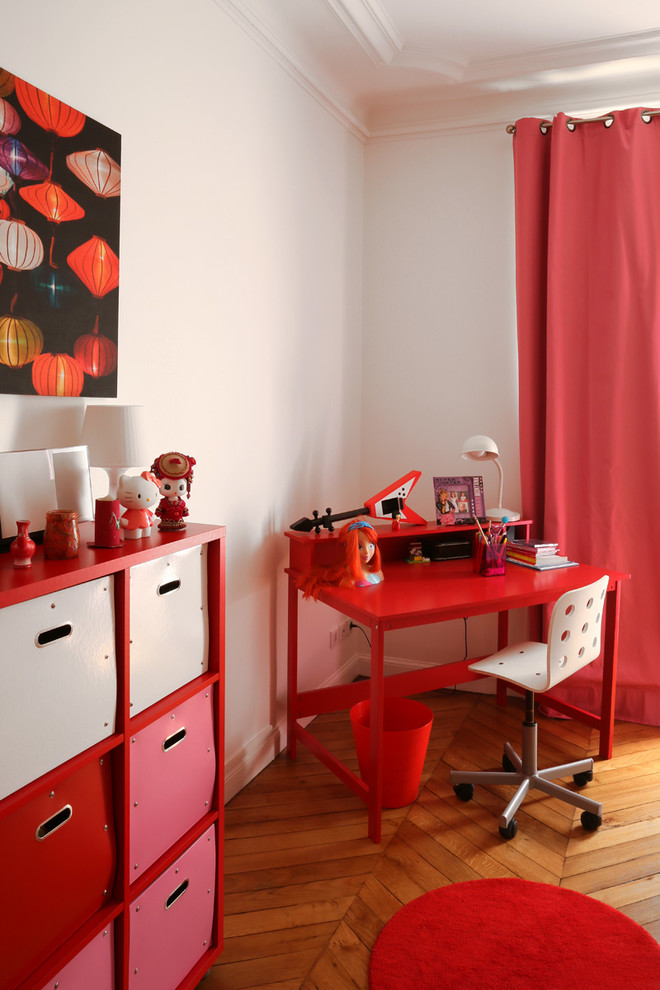 Exempel på ett stort klassiskt pojkrum kombinerat med skrivbord och för 4-10-åringar, med vita väggar och mellanmörkt trägolv