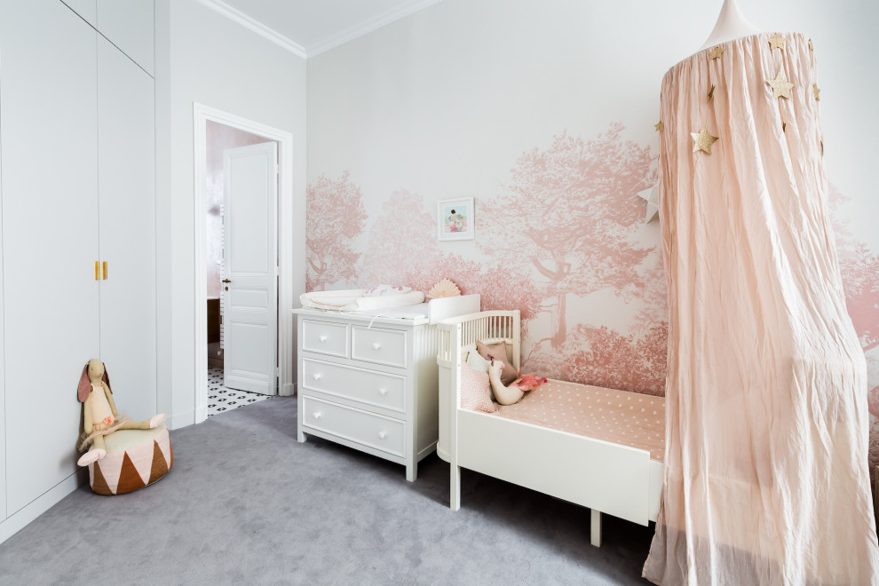 Esempio di una cameretta per bambini da 1 a 3 anni contemporanea con pareti rosa, moquette e pavimento grigio