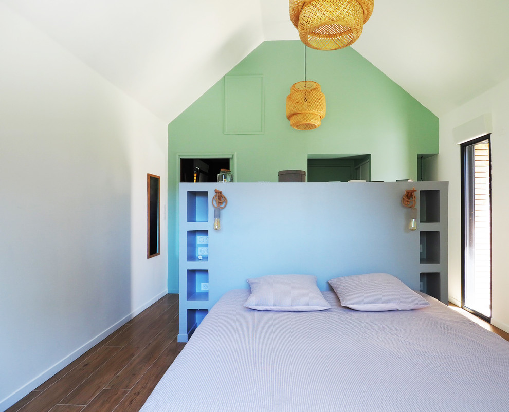 Idée de décoration pour une chambre d'enfant marine avec un mur blanc, un sol en bois brun et un sol marron.