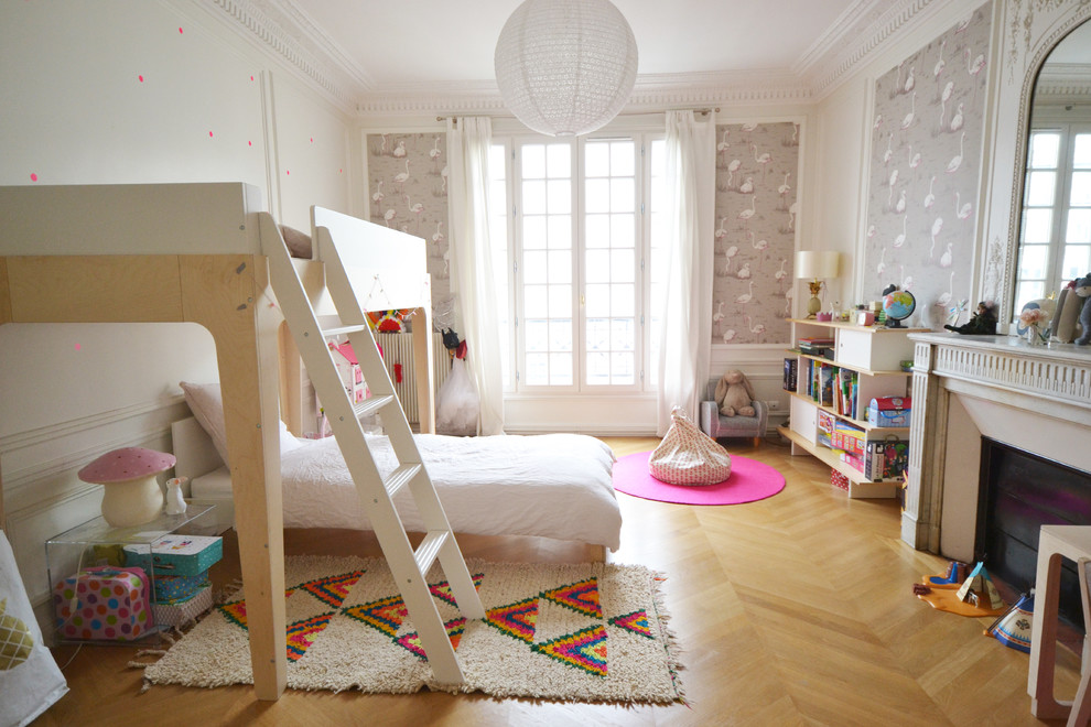 Aménagement d'une grande chambre d'enfant de 4 à 10 ans contemporaine avec un mur multicolore, parquet clair et un lit mezzanine.