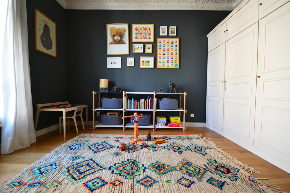 Inspiration för ett stort funkis pojkrum kombinerat med lekrum och för 4-10-åringar, med blå väggar och ljust trägolv