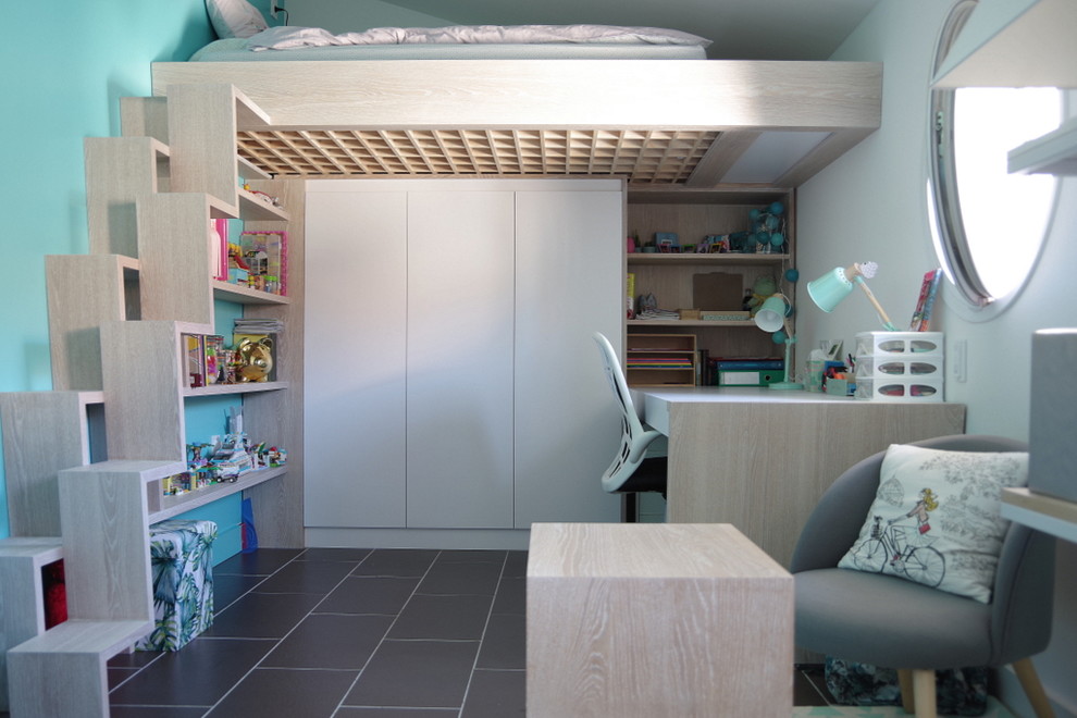 Inspiration för små moderna könsneutrala barnrum kombinerat med sovrum och för 4-10-åringar, med blå väggar, klinkergolv i keramik och svart golv