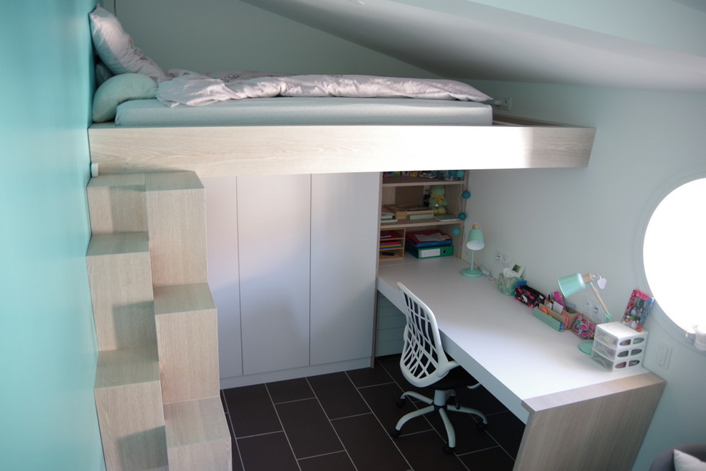 На фото: маленькая нейтральная детская в современном стиле с спальным местом, синими стенами, полом из керамической плитки и черным полом для на участке и в саду, ребенка от 4 до 10 лет с
