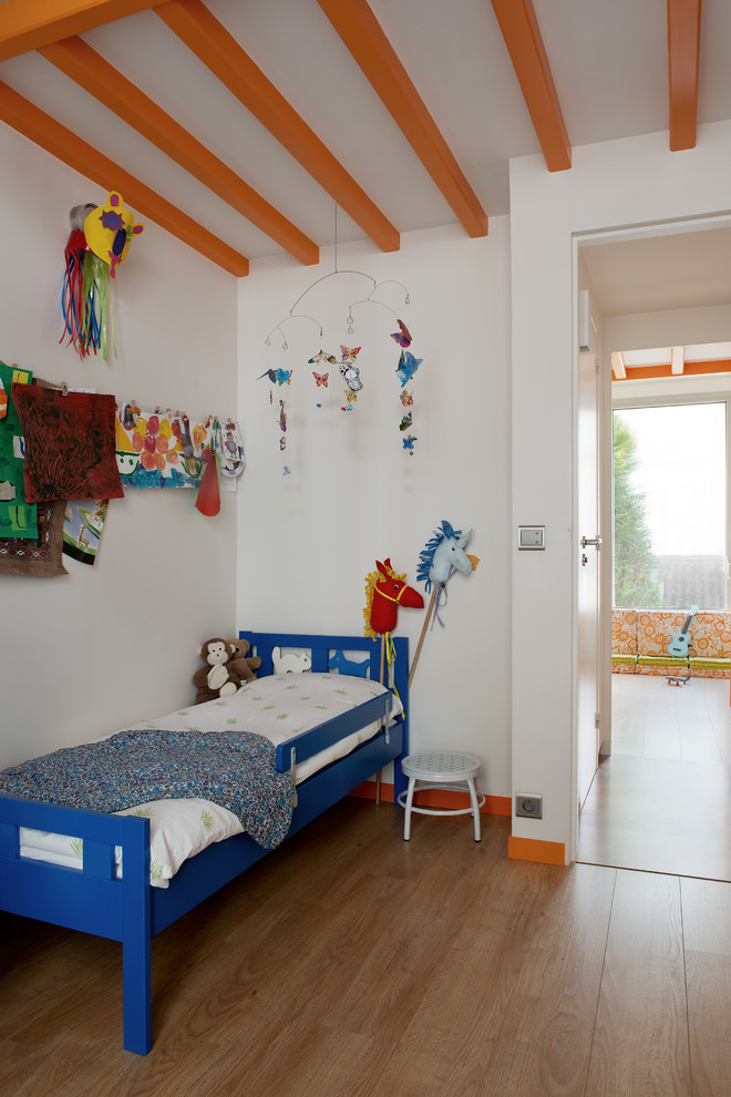 Modelo de dormitorio infantil de 4 a 10 años escandinavo de tamaño medio con paredes blancas y suelo de madera en tonos medios