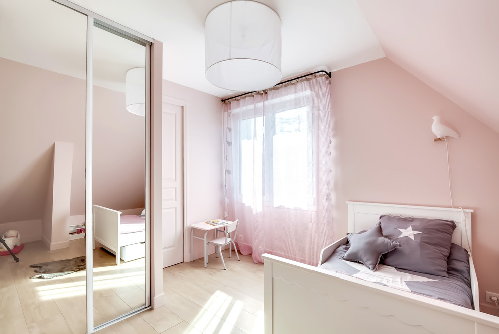 This is an example of a modern kids' bedroom in Paris.