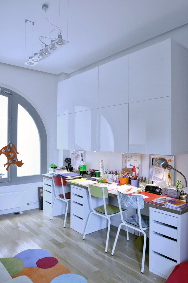 Foto di una cameretta per bambini da 4 a 10 anni bohémian di medie dimensioni con pareti bianche e parquet chiaro