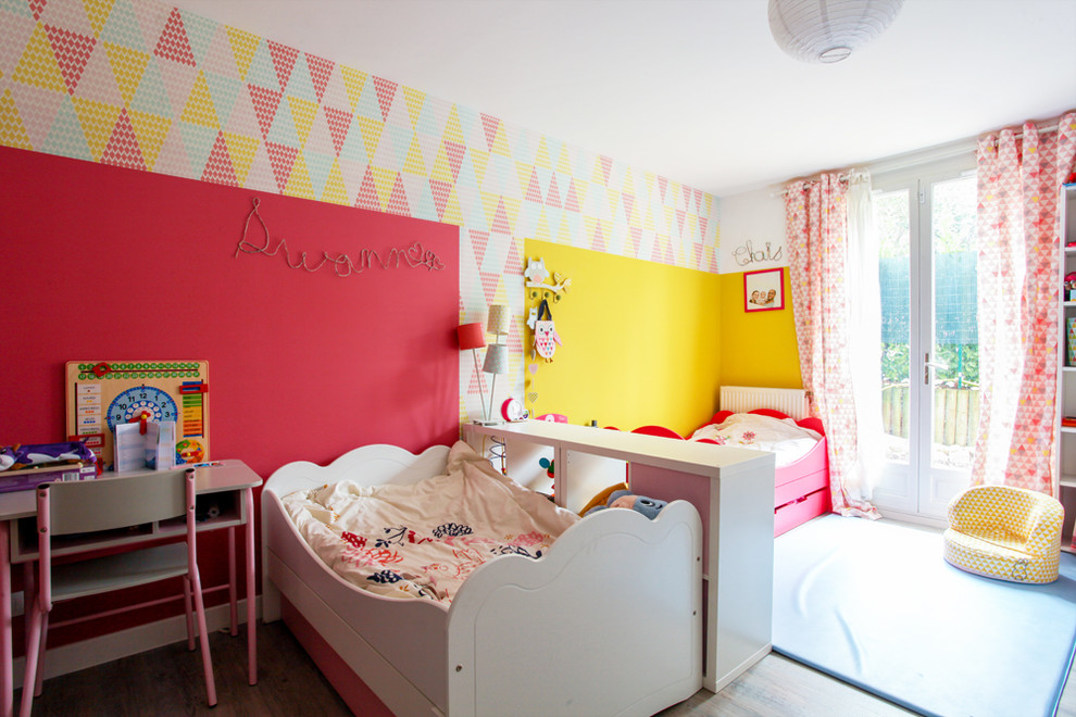 Пример оригинального дизайна: большая детская в скандинавском стиле с спальным местом, красными стенами, паркетным полом среднего тона и коричневым полом для ребенка от 4 до 10 лет, девочки