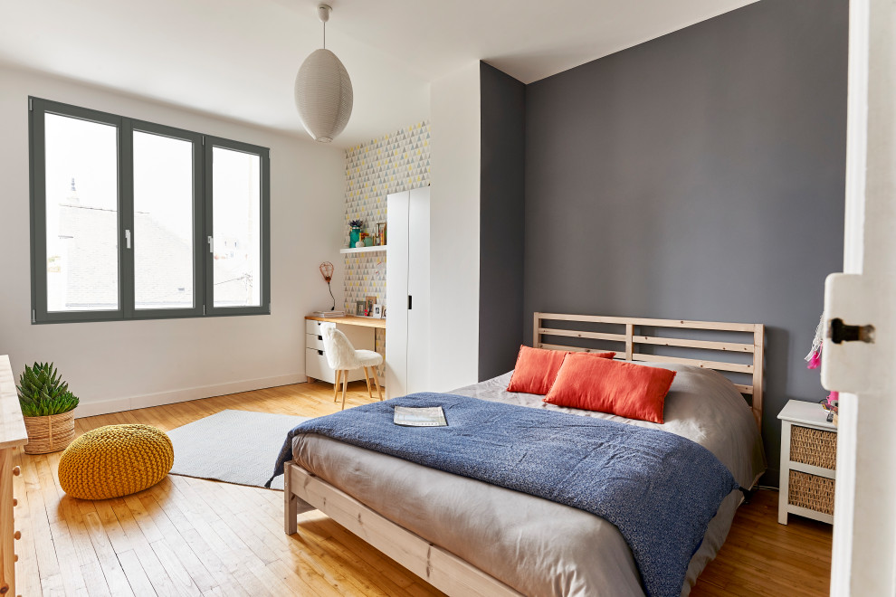 Bild på ett mellanstort nordiskt barnrum kombinerat med sovrum, med vita väggar, mellanmörkt trägolv och brunt golv