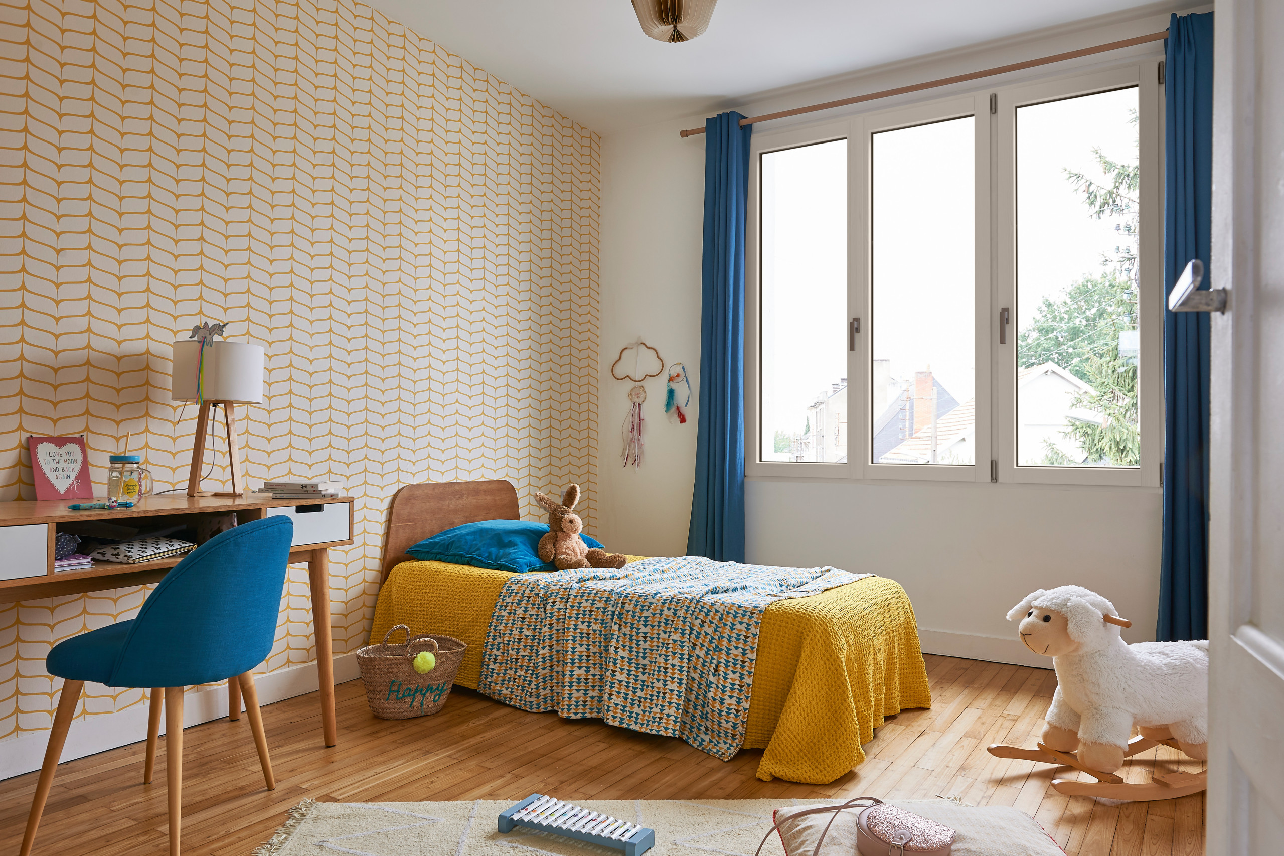 Fenêtre décorative en pin sablé pour chambre d'enfant - Scandinavian - Kids  - Paris - by Les fenêtres EBEN | Houzz