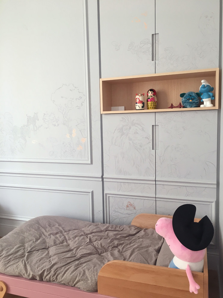 На фото: огромная детская с спальным местом и серыми стенами