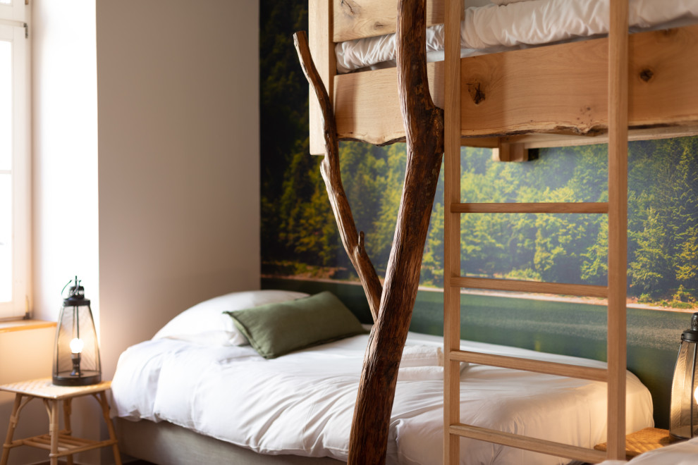 Exemple d'une chambre d'enfant de 4 à 10 ans nature de taille moyenne avec parquet clair, un sol beige, du papier peint et un mur vert.